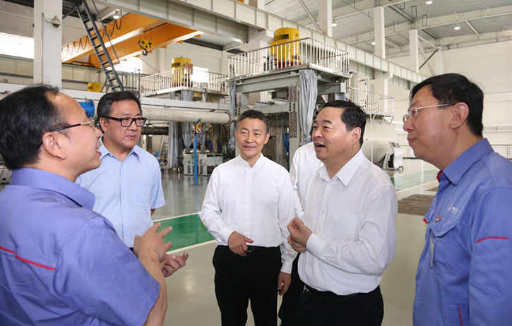 郝鹏与尊龙凯时集团一线科技职员深入交流